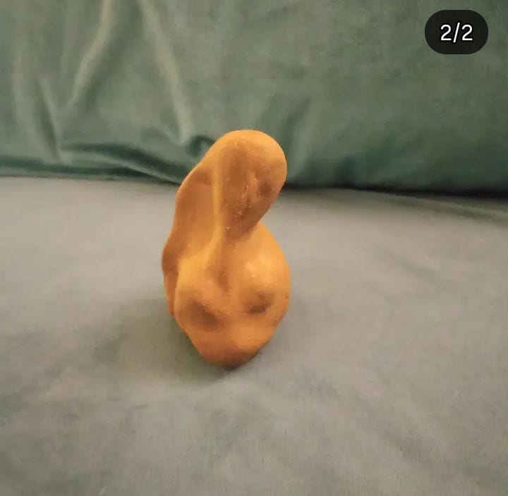 Petite figurine modelée en argile, illustration de l’article sur la blessure narcissique et la création.