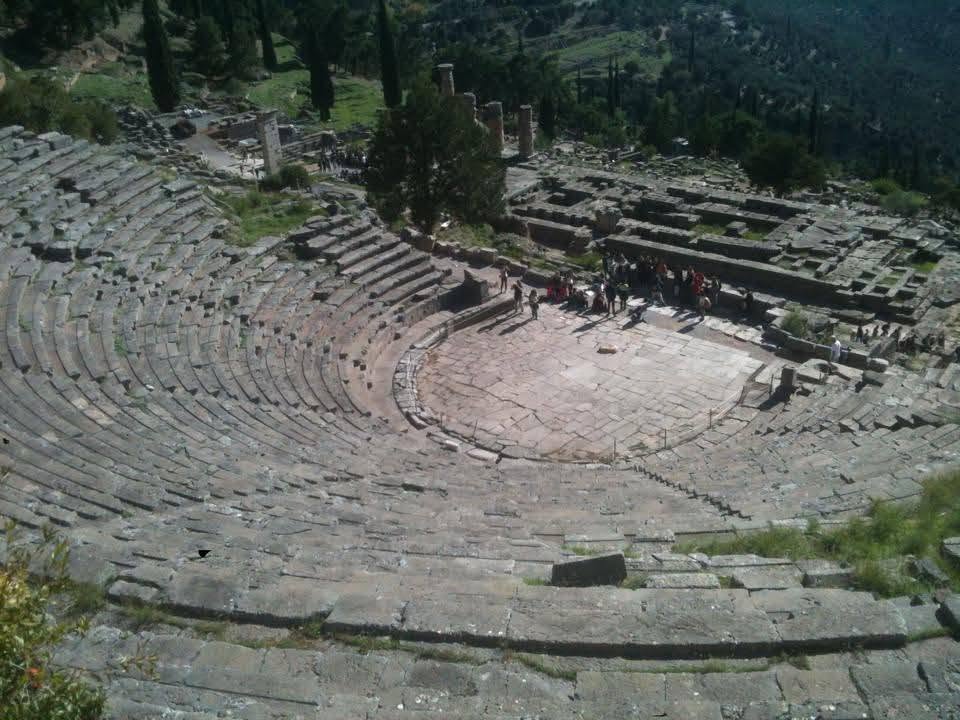 Amphithéâtre antique en pierre vu en plongée.