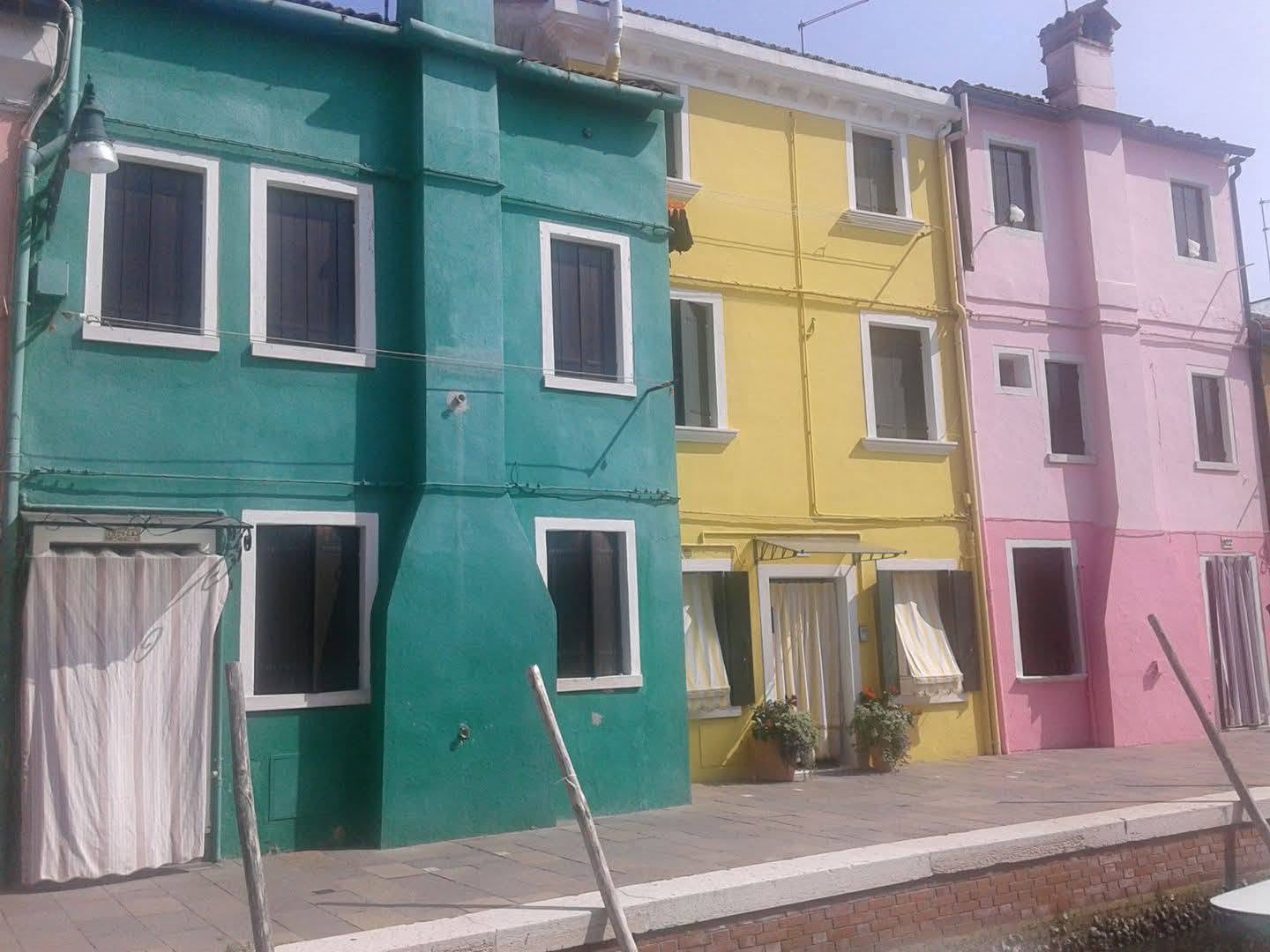 Maisons colorées au bord d’un canal.