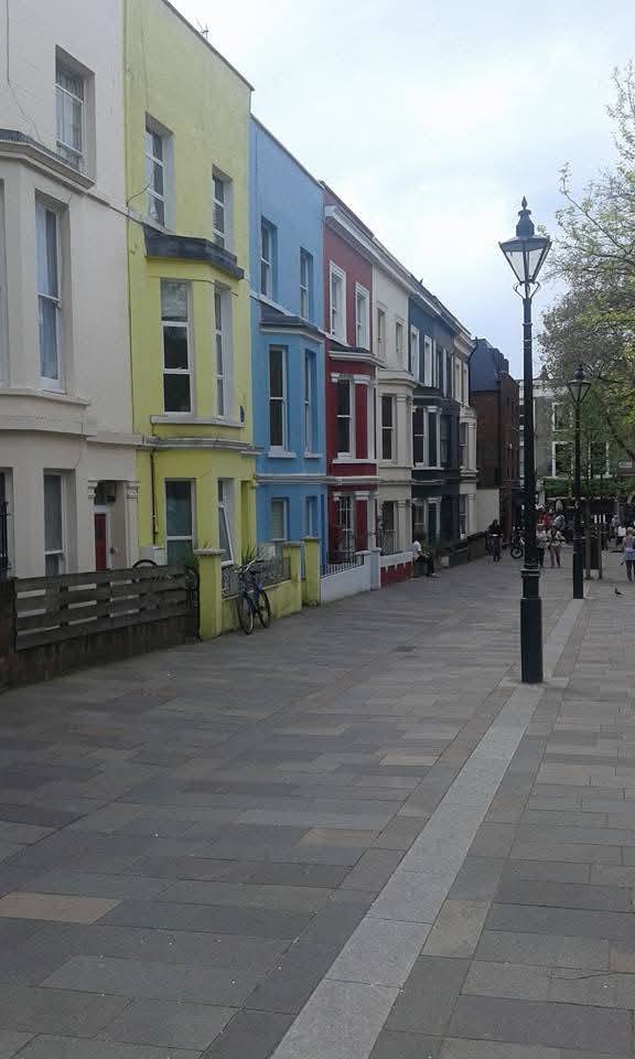 Façades colorées le long d’une rue piétonne.